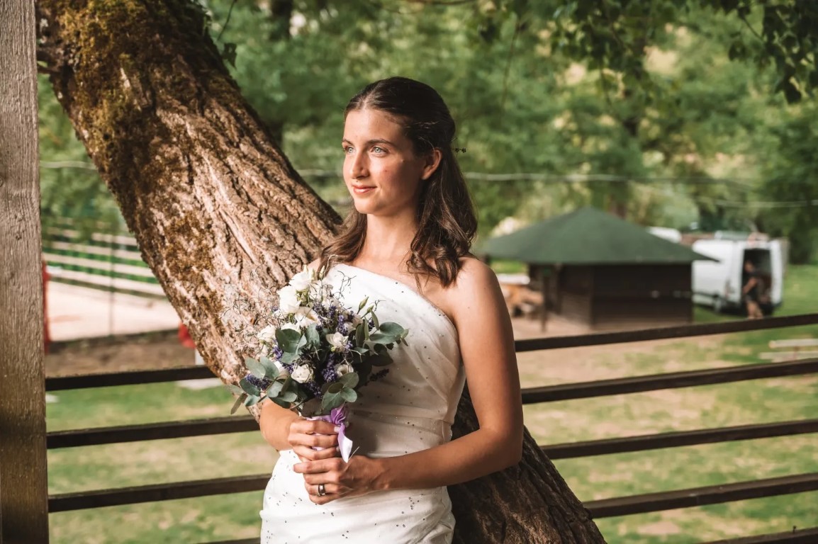 Poročni fotograf Otočec – poljub pred gradom